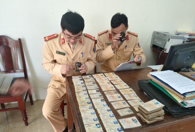 Phát hiện, xử lý hàng trăm giấy phép lái xe giả